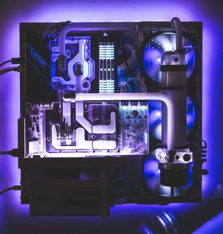 White V1 — Wall-mounted gaming PC